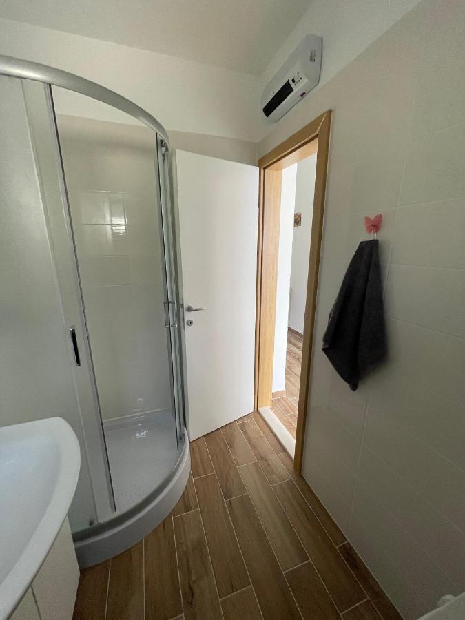 Ferienwohnung Apartman Solin 2, Parking Exterior foto