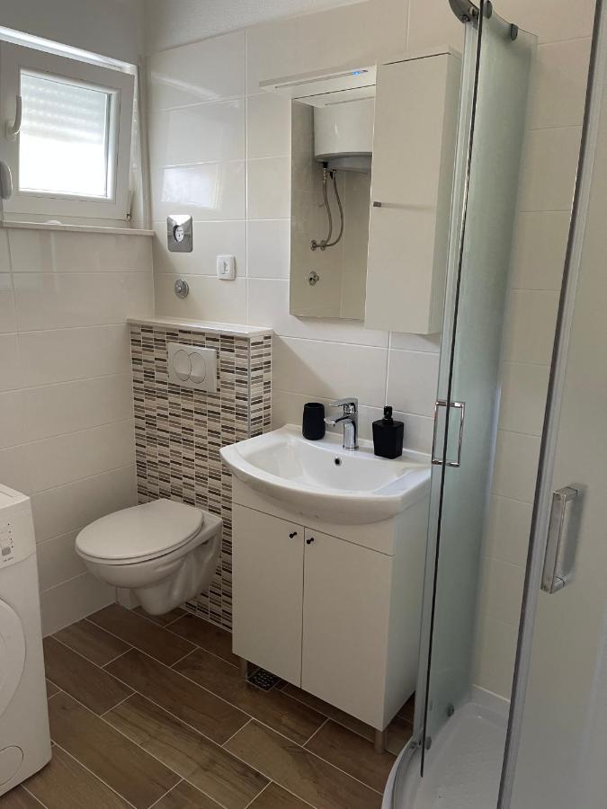 Ferienwohnung Apartman Solin 2, Parking Exterior foto