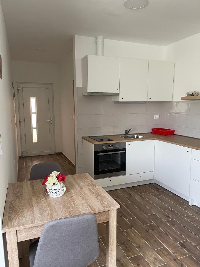 Ferienwohnung Apartman Solin 2, Parking Exterior foto