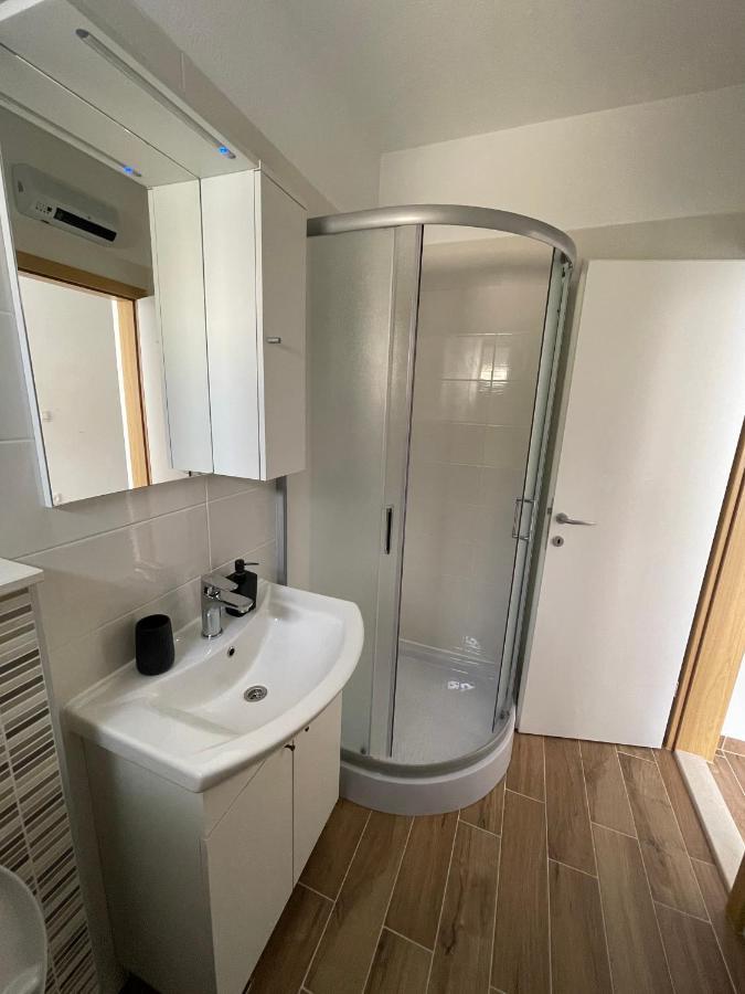 Ferienwohnung Apartman Solin 2, Parking Exterior foto