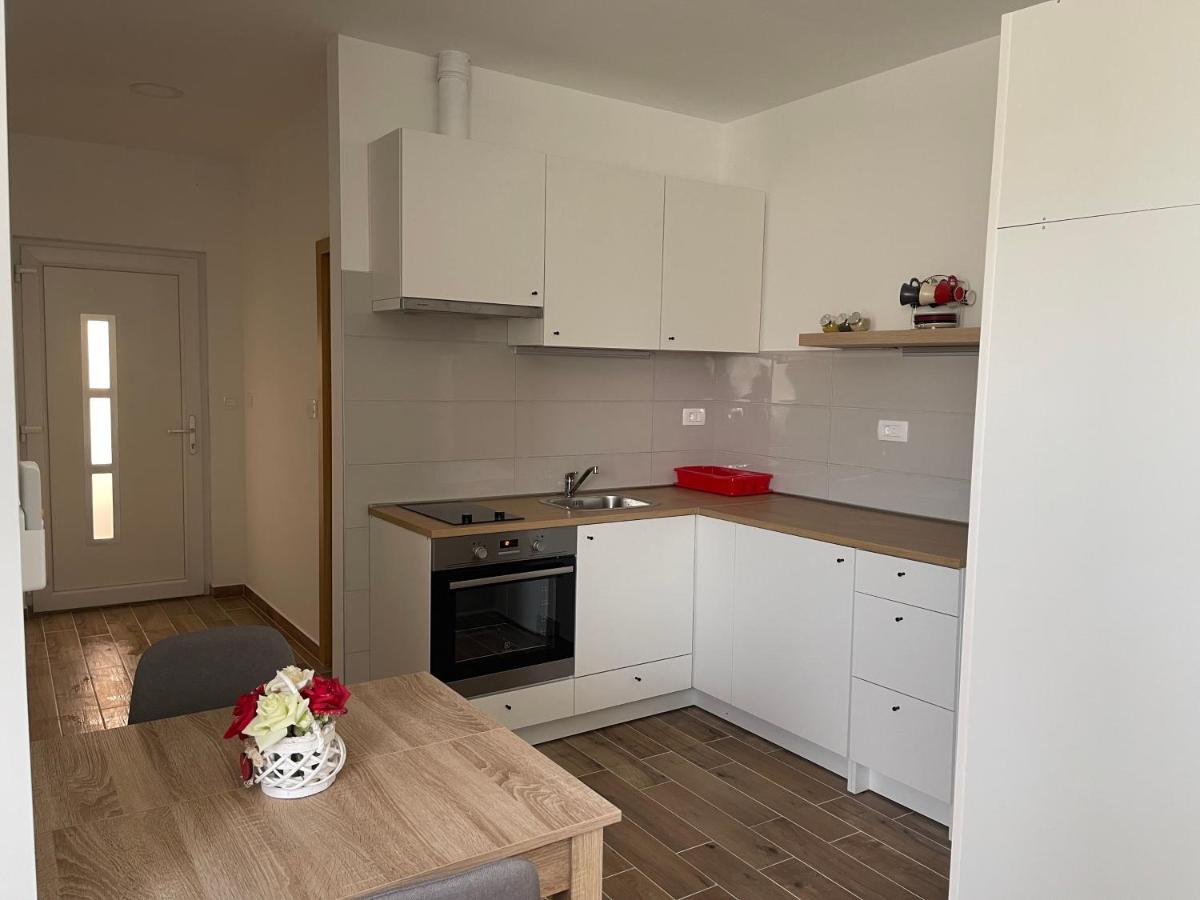 Ferienwohnung Apartman Solin 2, Parking Exterior foto
