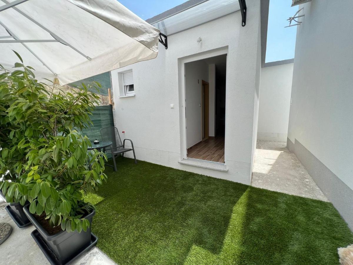 Ferienwohnung Apartman Solin 2, Parking Exterior foto